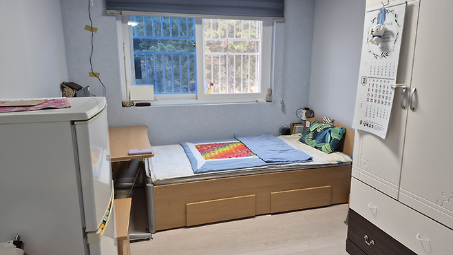 부산 부산진구 고령자복지주택 도란도란하우스에 거주하는 조원숙 어르신의 방 내부 모습. 도란도란하우스는 거실과 부엌을 입주자들이 공유하고 개인 방을 사용하는 구조다. 조윤화 기자