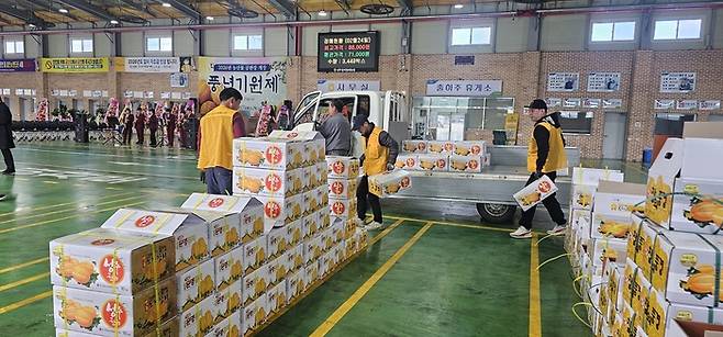 25일 성주참외원예농협 풍년기원제가 열린 가운데 지역 한 농가가 경매를 받기 위해 참외를 진열하고 있다. 석현철 기자