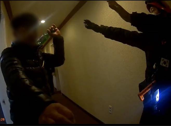 지난 1월7일 '자살하고 싶다'는 신고를 받고 출동한 소방대원에게 아무런 이유 없이 소주병을 들어 위협한 혐의로 넘찰에 넘겨진 A씨. 사진 제공=제주소방안전본부