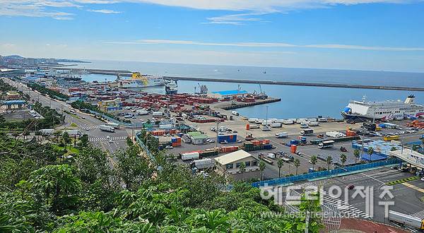 1월 제주 수출액이 전년동월 대비 300% 넘게 폭증했다. 사진은 수출화물이 1차 선적되는 관문인 제주항 전경. ⓒ헤드라인제주