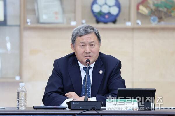 26일 제주시 시정시책 공유 간부회의를 주재하고 있는 김완근 시장.