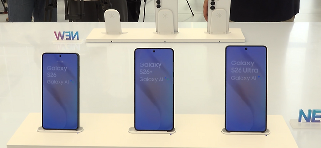 0.1인치 커진 갤럭시 S26 기본형과 크기가 유지된 플러스, 울트라. / 사진=차주호 PD