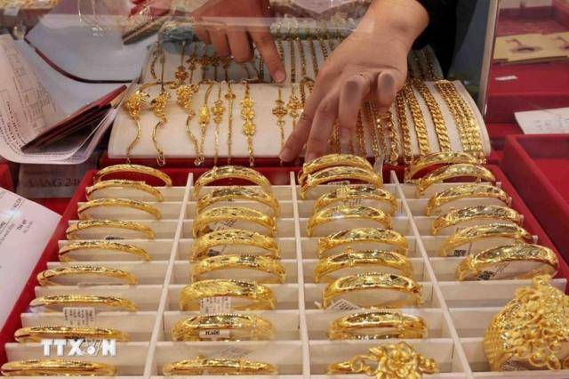한 매장에서 진열·판매 중인 금 장신구 [사진=베트남 통신사]