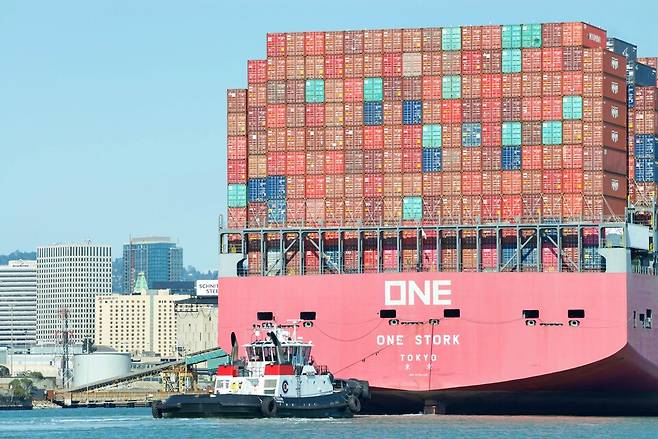 일본 정기 선사 ONE 소속 컨테이너선이 항만에 입항하고 있다./월드카고뉴스