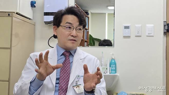 25일 여성경제신문이 신진우 서울아산병원 마취통증의학과 교수를 만나 대상포진 통증의 조기 개입 원칙과 CRPS의 초기 대응 전략 그리고 통증 전문 인력 기준을 둘러싼 학회 차원의 설계 방향을 물었다. /김현우 기자