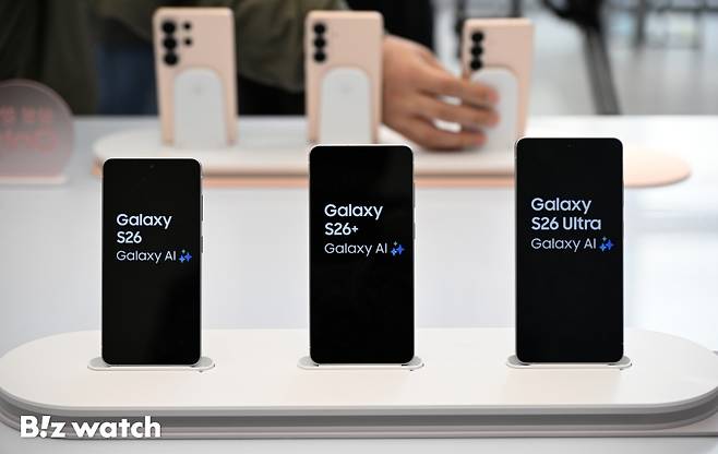 삼성전자의 3세대 AI폰 '갤럭시 S26 시리즈'가 공개된 26일 오전 서울 서초구 삼성 강남에 '갤럭시 S26 시리즈' 제품들이 전시되고 있다./사진=이명근 기자 qwe123@