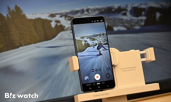 삼성전자의 3세대 AI폰 '갤럭시 S26 시리즈'가 공개된 26일 오전 서울 서초구 삼성 강남에 '갤럭시 S26 시리즈' 제품들이 전시되고 있다./사진=이명근 기자 qwe123@