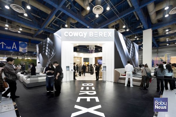 서울 강남구 코엑스에서 열린 '2026 서울리빙디자인페어' 코웨이 부스 전경. 코웨이는 상반기 출시 예정인 비렉스 슬립테크 매트리스 3종을 최초로 공개했다. ⓒ코웨이