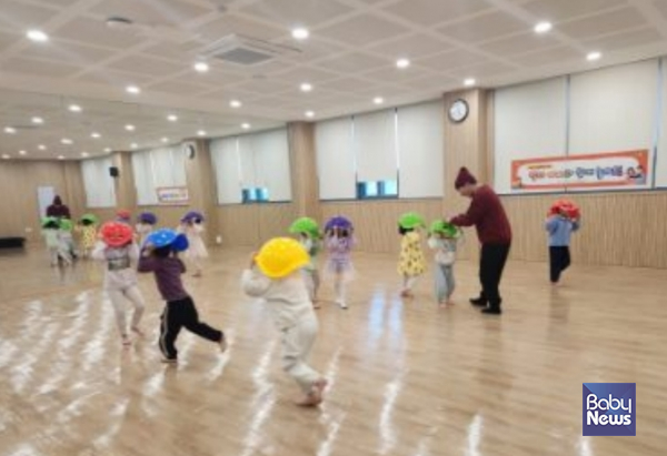 영등포구육아종합지원센터는 관내 영유아 가정의 건강한 성장 지원과 안전한 양육환경 조성을 위해 부모와 자녀가 함께 참여하는 놀이 중심 체험 프로그램을 운영한다. ⓒ영등포구육아종합지원센터