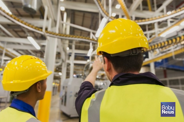 산업연구원이 최근 발간한 '초고령사회 일본의 외국인력 도입 동향과 정책적 시사점' 보고서에 따르면, 65세 이상 인구 비율이 7%를 넘는 '고령화 사회' 도달 시점에서 한국과 일본의 격차는 30년이었으나, 14% 이상인 '고령사회' 도달 시점에서는 24년, 20% 이상인 '초고령사회' 도달 시점에서는 20년으로 줄어들었다. ⓒ베이비뉴스