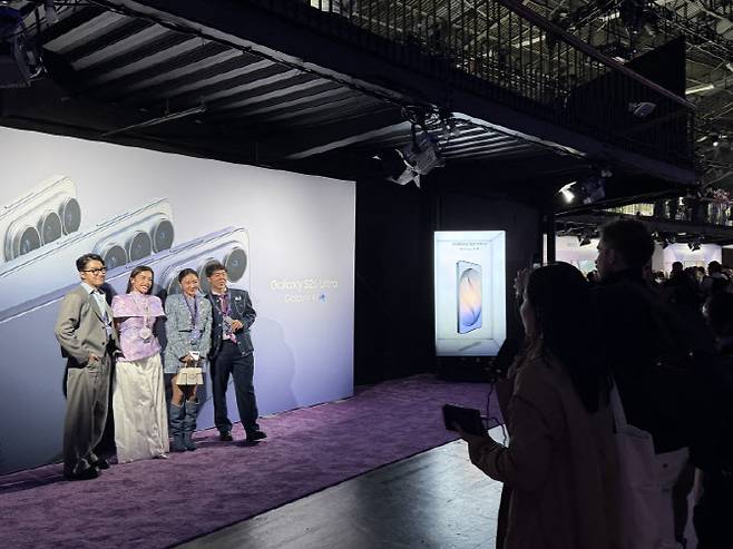 25일(현지시간) 미국 샌프란시스코에 위치한 팰리스 오브 파인 아트에서 개최된 '갤럭시 언팩 2026(Galaxy Unpacked 2026)' 행사에서 관람객들이 포토존 앞에서 기념샷을 촬영하고 있다. 사진=권하영 기자