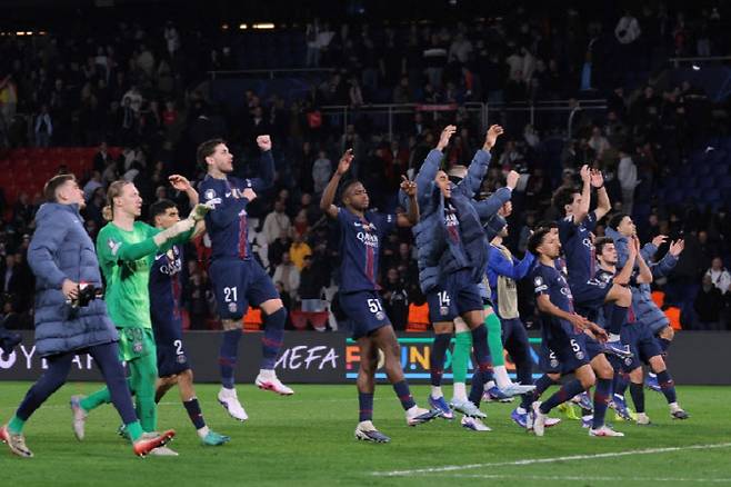 파리 생제르맹 선수들이 유럽 챔피언스리그 16강 진출을 확정지은 뒤 팬들을 향해 세리머니를 하고 있다. 사진=AFPBBNews