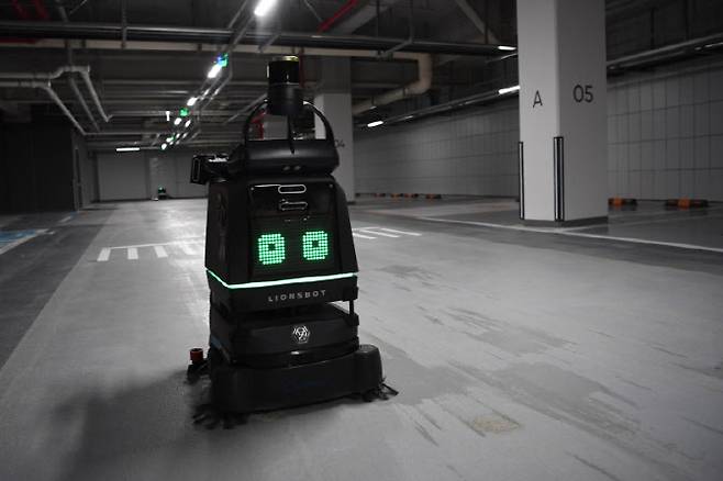 포스코이앤씨 자율주행 청소 로봇.(사진=포스코이앤씨)