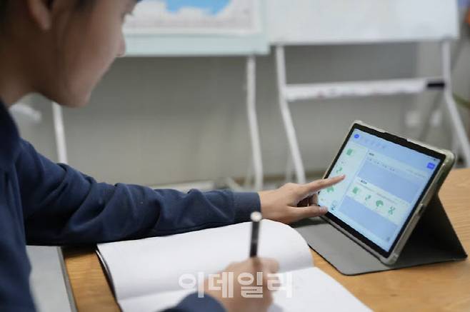 학생이 스마트펜을 사용하면 교사는 학생이 어느 부분에서 막혔는지를 파악할 수 있다. (사진=니혼게이자이신문)