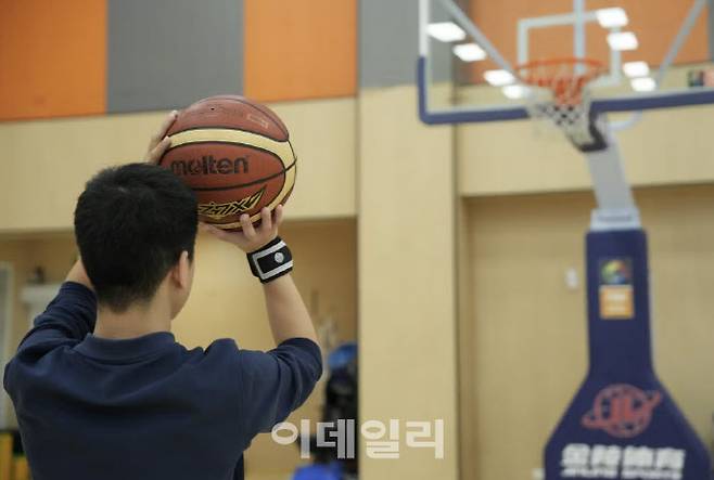 체육 수업에서는 손목 밴드를 착용해 심박수와 맥박을 측정하고 AI 분석에 활용한다. (사진=니혼게이자이신문)