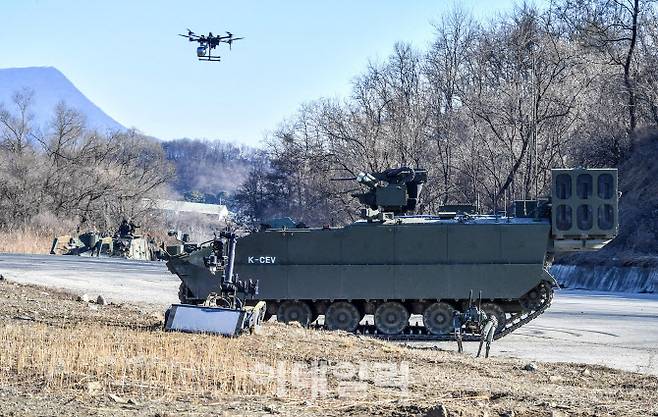 26일 양평종합훈련장에서 진행된 훈련에서 장애물지대에 접근한 K-CEV와 정찰드론이 인접지역을 정찰한 뒤, 폭발물탐지제거로봇이 다족보행로봇과 함께 기동로 상 적 지뢰설치 여부를 확인하고 있다. (사진=육군)