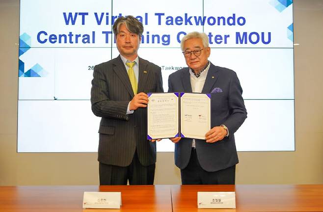조정원(오른쪽) 세계태권도연맹 총재와 김중헌 태권도진흥재단 이사장이 협약식을 마친 뒤 함께 기념촬영을 하고 있다. 사진=태권도진흥재단