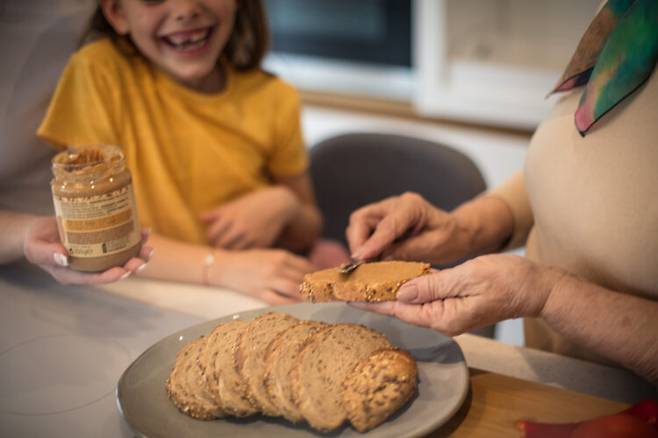 땅콩버터가 어르신들의 낙상이나 골절 등을 유발하는 주 원인인 근육 감소를 예방하는데 도움이 될 수 있다는 연구 결과가 나왔다. 사진=게티이미지뱅크