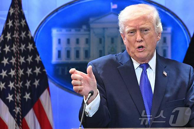 도널드 트럼프 미국 대통령이 20일(현지시간) 워싱턴DC 백악관에서 미 연방대법원의 국제비상경제권한법(IEEPA)에 근거한 상호관세 부과 등에 대한 위법 판결에 대해 입장을 밝히고 있다. 2026.02.20. ⓒ AFP=뉴스1