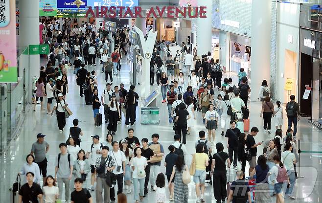 인천국제공항 1터미널 면세구역에 해외여행을 떠나는 여행객들로 북적이고 있다. ⓒ 뉴스1