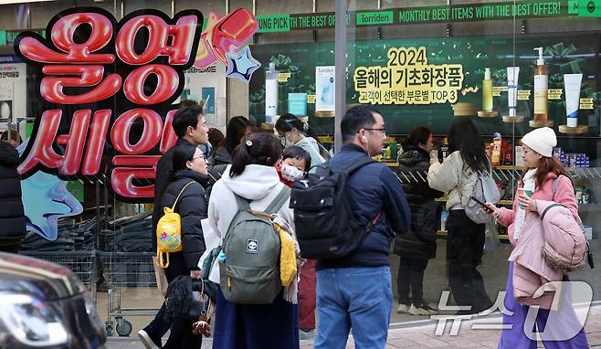 서울 올리브영 명동점에서 외국인 관광객들과 쇼핑객들이 물건을 고르고 있다. ⓒ 뉴스