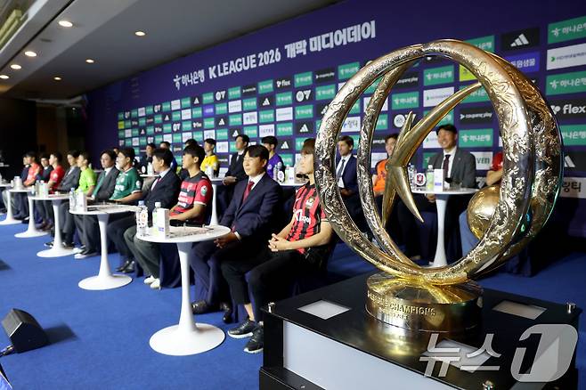 25일 오전 서울 서대문구 스위스그랜드호텔에서 열린 하나은행 K리그1 2026 개막 미디어데이에서 12개 구단 감독과 대표 선수들이 자리하고 있다. 2026.2.25 ⓒ 뉴스1 이광호 기자