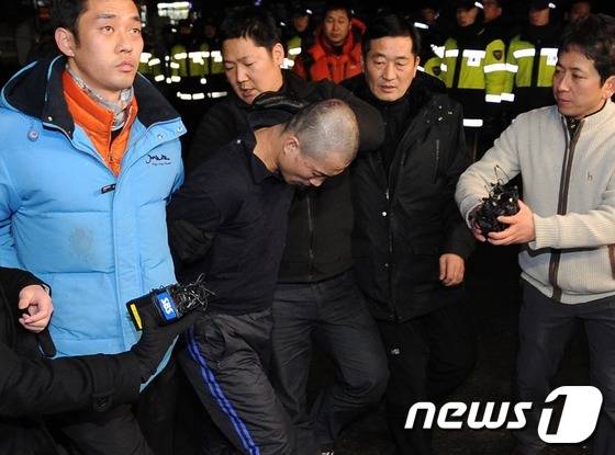 2012년 당시 노영대 경기도 일산경찰서로 압송되는 모습. (뉴스1 DB) 2012.12.25 ⓒ 뉴스1