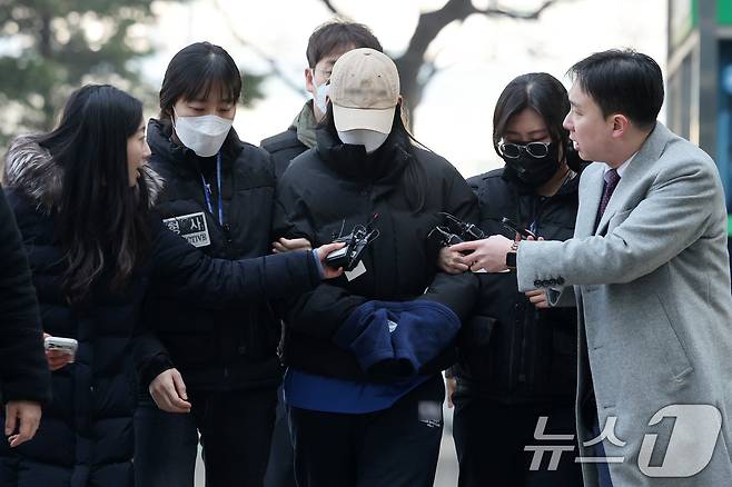 강북구 수유동 모텔에서 약물이 든 음료를 건네 타인을 숨지게 한 혐의를 받는 20대 여성이 12일 오전 서울 도봉구 북부지방법원에서 열린 영장실질심사(구속 전 피의자 심문)에 출석하고 있다. 경찰은 이 여성이 지난달 말 또 다른 남성에게도 동일한 수법으로 범행을 저지른 것으로 보고 숨진 이들의 부검을 진행 중이다. 2026.2.12 ⓒ 뉴스1 안은나 기자