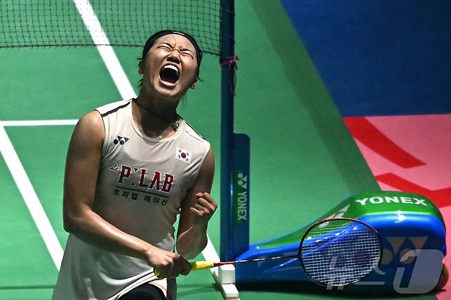 안세영(삼성생명)이 1월18일 인도 뉴델리에서 열린 인도 오픈 2026 배드민턴 여자 단식 결승전에서 중국의 왕즈이를 세트 스코어 2-0으로 꺾고 우승한 뒤 기뻐하고 있다. ⓒ AFP=뉴스1