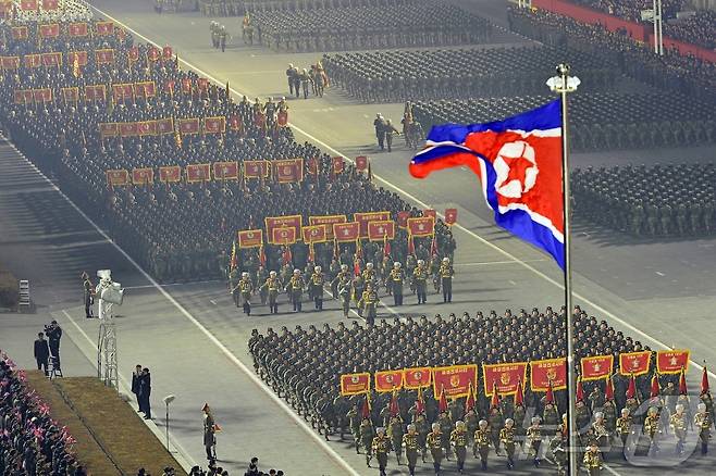 (평양 노동신문=뉴스1) = 북한이 25일 제9차 노동당 대회 폐막을 기념하는 열병식을 평양 김일성광장에서 개최했다. 김정은 노동당 총비서는 연설에서 "우리 무력은 모든 상황에 준비돼 있다"며 "어떤 세력의 군사적 적대행위에 대해서도 즉시에 처절한 보복공격을 가할 것"이라고 강조했다. [국내에서만 사용가능. 재배포 금지. DB 금지. For Use Only in the Republic of Korea. Redistribution Prohibited] rodongphoto@news1.kr