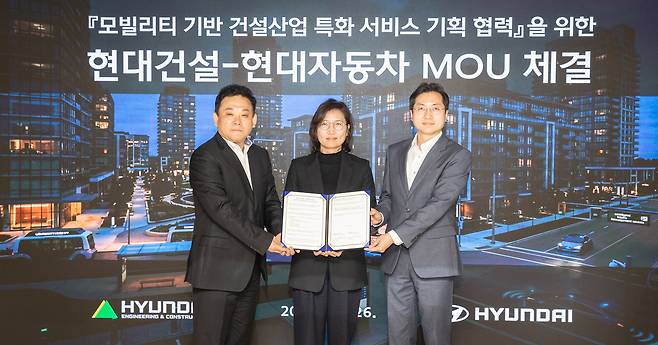 서울 종로구에 있는 현대건설 본사 사옥에서 (왼쪽부터)송명준 현대건설 인프라도시연구실장, 김수영 현대자동차 모빌리티사업실장, 오승민 현대건설 브랜드전략실장이 업무협약을 체결한 후 기념사진을 촬영하고 있다. (현대건설 제공) 뉴스1 ⓒ News1