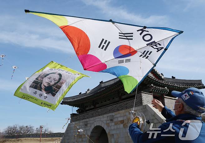 제107주년 3·1절을 사흘 앞둔 26일 경기 수원시 팔달구 수원화성 창룡문에서 한국연연맹 회원들이 독립운동가들의 모습이 담긴 연을 날리고 있다. 2026.2.26 ⓒ 뉴스1 김영운 기자