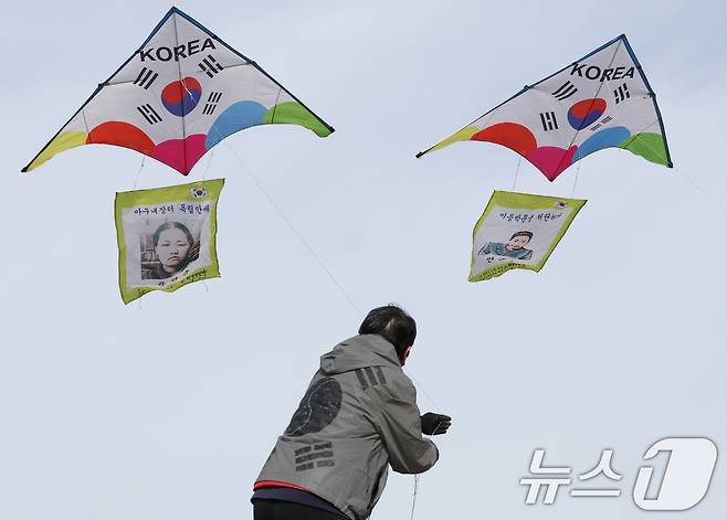 제107주년 3·1절을 사흘 앞둔 26일 경기 수원시 팔달구 수원화성 창룡문에서 한국연연맹 회원들이 독립운동가들의 모습이 담긴 연을 날리고 있다. 2026.2.26 ⓒ 뉴스1 김영운 기자