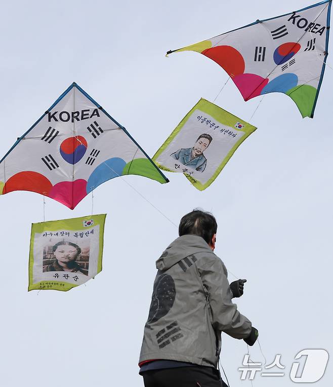 제107주년 3·1절을 사흘 앞둔 26일 경기 수원시 팔달구 수원화성 창룡문에서 한국연연맹 회원들이 독립운동가들의 모습이 담긴 연을 날리고 있다. 2026.2.26 ⓒ 뉴스1 김영운 기자