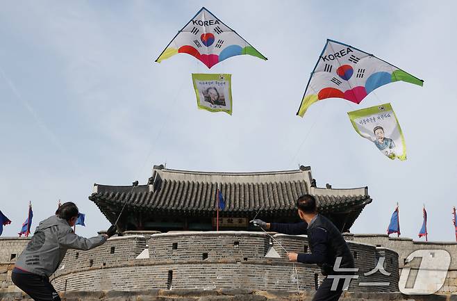 제107주년 3·1절을 사흘 앞둔 26일 경기 수원시 팔달구 수원화성 창룡문에서 한국연연맹 회원들이 독립운동가들의 모습이 담긴 연을 날리고 있다. 2026.2.26 ⓒ 뉴스1 김영운 기자
