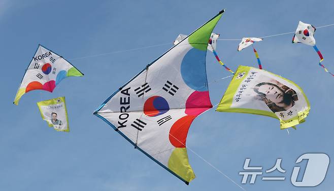 제107주년 3·1절을 사흘 앞둔 26일 경기 수원시 팔달구 수원화성 창룡문에서 한국연연맹 회원들이 독립운동가들의 모습이 담긴 연을 날리고 있다. 2026.2.26 ⓒ 뉴스1 김영운 기자