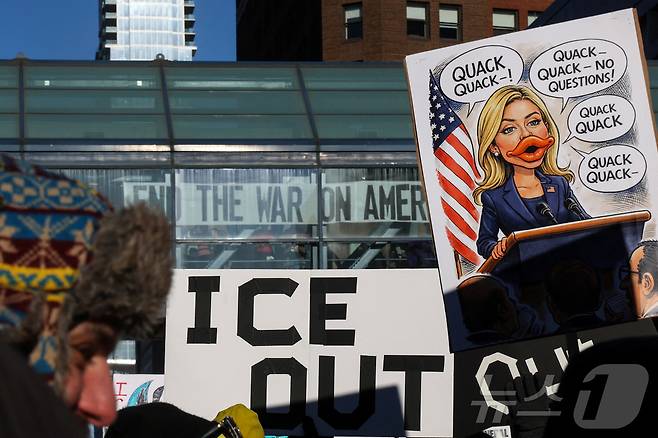 미국 미네소타주 미니애폴리스에서 30일 트럼프 행정부의 이민정책에 반대하는 시위가 열렸다. 2026.1.30 ⓒ 로이터=뉴스1