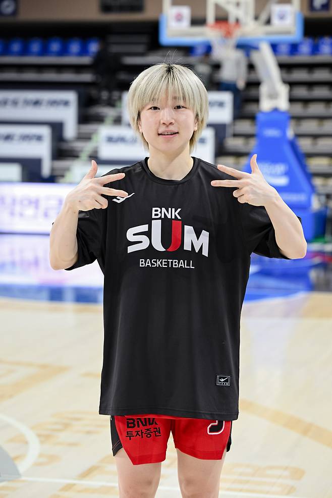 안혜지가 승리 후 포즈를 취하고 있다. 사진 | WKBL