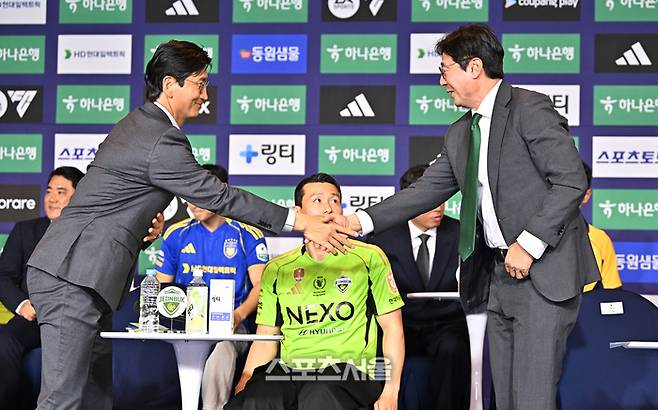 전북 현대 정정용 감독과 대전 하나 황선홍 감독이 25일 서울 홍은동 스위스 그랜드 호텔에서 열린 K리그 2026 개막 미디어데이 후 악수를 하고 있다.  최승섭기자 thunder@sportsseoul.com