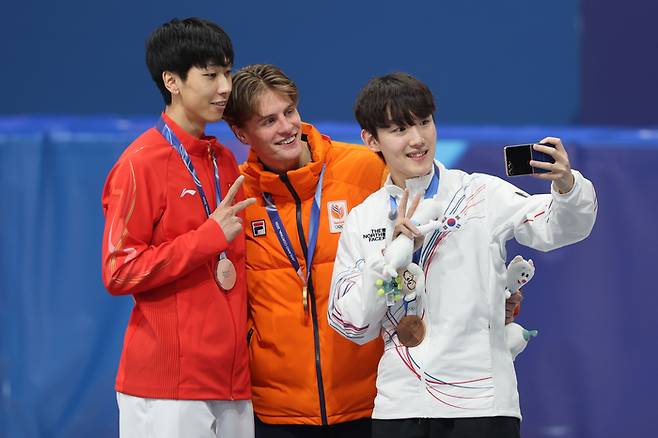 임종언, 메달리스트들과 함께     (밀라노=연합뉴스) 서대연 기자 = 12일(현지시간) 이탈리아 밀라노 아이스스케이팅 아레나에서 열린 2026 밀라노ㆍ코르티나담페초 동계올림픽 쇼트트랙 남자 1,000m 시상식에서 동메달을 획득한 한국 임종언(오른쪽)이 금메달을 딴 네덜란드 옌스 판트 바우트(가운데), 중국 쑨룽과 함께 기념사진을 찍고 있다. 2026.2.13     dwise@yna.co.kr  (끝)   <저작권자(c) 연합뉴스, 무단 전재-재배포, AI 학습 및 활용 금지>