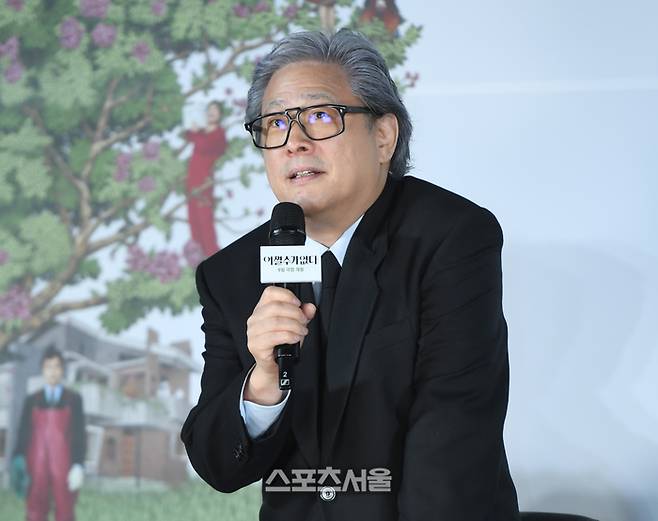 박찬욱 감독이 19일 CGV 용산아이파크몰에서 열린 영화 ‘어쩔수가없다’ 제작보고회에서 인사말을 하고 있다.  ‘어쩔수가없다’는 모든 것이 만족스러웠던 회사원 만수가 갑작스러운 해고 이후 가족과 집을 지키기 위해 재취업 전쟁에 뛰어드는 이야기를 그린 영화로 오는 9월 개봉 예정이다.  2025. 8. 19.  최승섭기자 thunder@sportsseoul.com