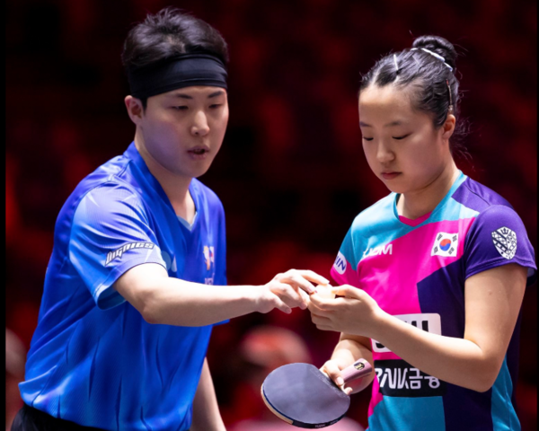 25일 탁구 혼합복식 세계랭킹 1위 콤비인 임종훈(한국거래소)-신유빈(대한항공) 조가 싱가포르에서 열린 대회 혼합복식 8강에서 독일의 당치우-자비네 빈터 조를 게임 점수 3-0(11-9 11-9 11-8)으로 완파하며 준결승에 올랐다. /사진=WTT 인스타그램 캡처