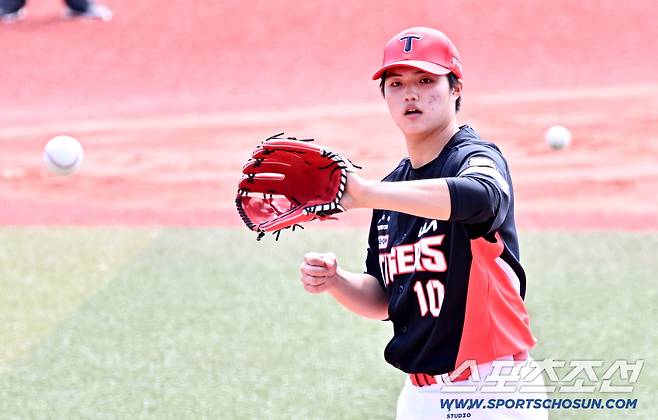 경기 초반 제구 난조로 위기 자초한 김태형.