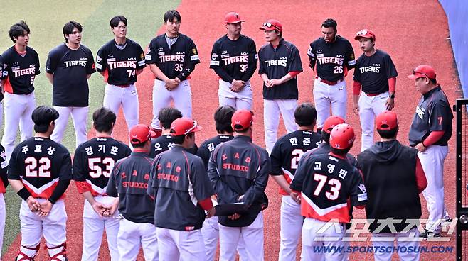 야수 투수 모두가 한 자리에 모여 이범호 감독 이야기를 듣고 있다.