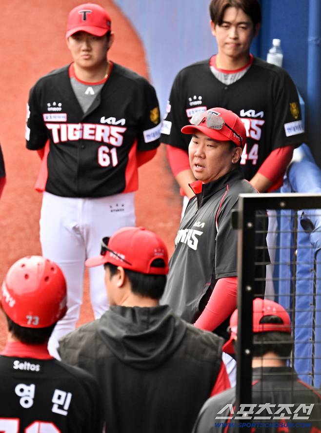 표정에서 알 수 있었던 이범호 감독의 심정.