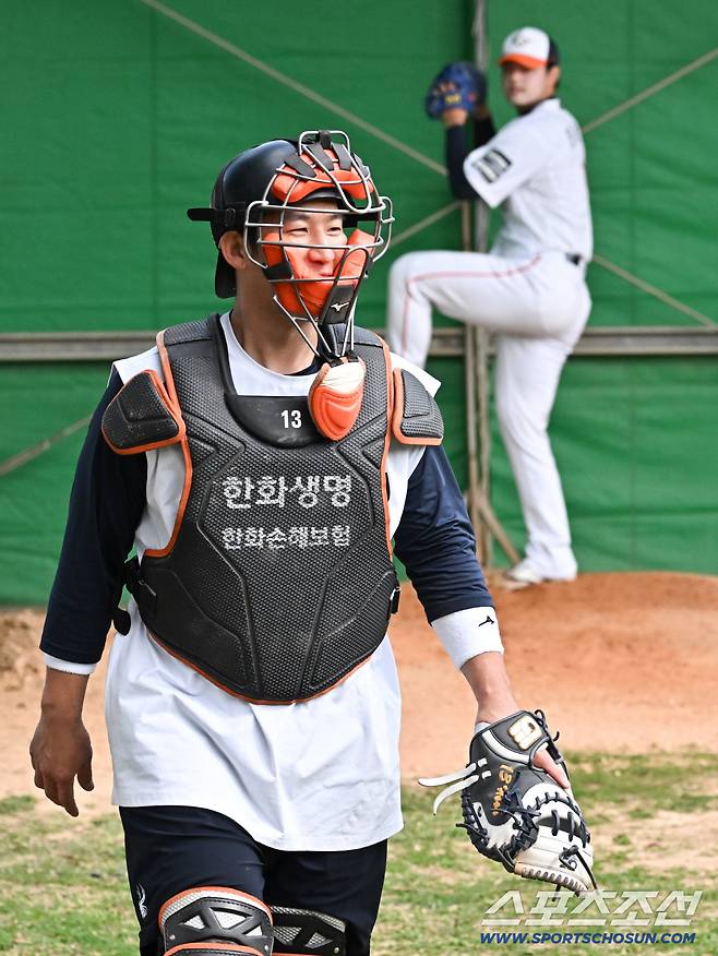 21일 일본 오키나와 고친다구장에서 열린 대한민국 야구 대표팀과 한화 이글스의 평가전. 문동주 볼을 받아주기 위해 최재훈이 준비하고 있다. 오키나와(일본)=박재만 기자 pjm@sportschosun.com/2026.02.21/