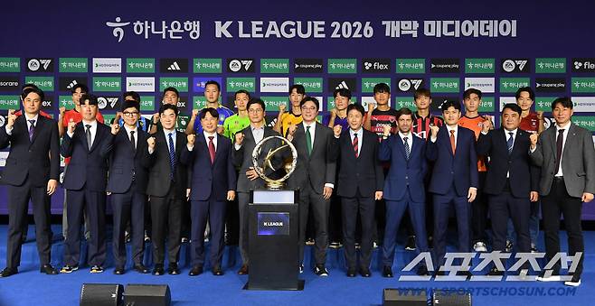 하나은행 K리그1 2026 개막 미디어데이가 25일 오전 서울 홍은동 스위스그랜드호텔 컨벤션센터에서 열렸다. 12개 구단 감독과 선수들이 함께 포즈를 취하고 있다. 정재근 기자 cjg@sportschosun.com/2026.2.25/