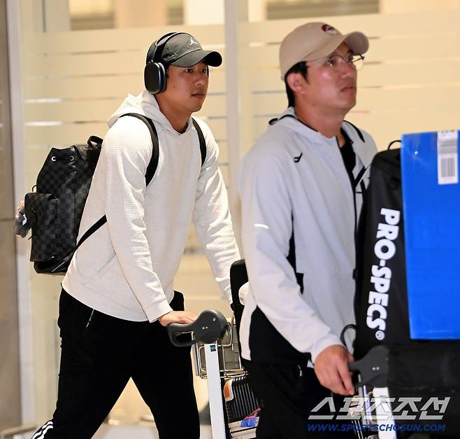 LG 트윈스 선수단이 미국 애리조나 1차 전지훈련을 마치고 25일 인천공항을 통해 귀국했다. 입국장으로 들어서는 정우영과 장시환의 모습. 인천공항=허상욱 기자wook@sportschosun.com/2026.02.25/