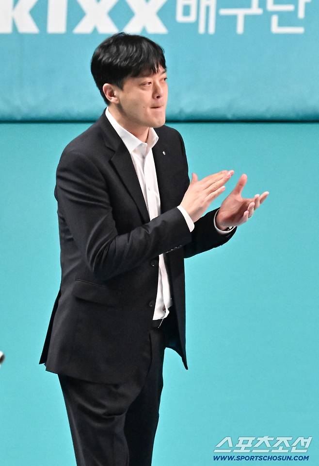 11일 장충체육관에서 열린 V리그 GS칼텍스와 페퍼저축은행의 경기. GS칼텍스 이영택 감독이 작전 지시를 하고 있다. 장충=박재만 기자 pjm@sportschosun.com/2026.02.11/