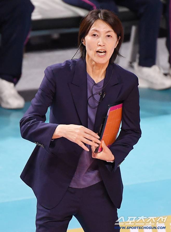 6일 인천 삼산월드체육관에서 열린 V리그 흥국생명-현대건설전. 흥국생명 요시하라 토모코 감독이 선수들을 독려하고 있다. 인천=정재근 기자 cjg@sportschosun.com/2025.12.6/